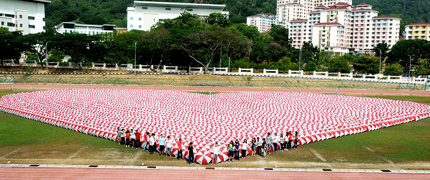 The giant heart formation created by using 3,900 umbrellas at USM's Stadium Olahraga today. - BERNAMApic