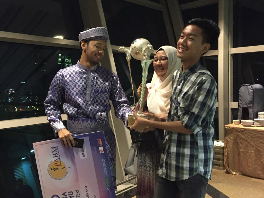 Haziq (kiri) meraikan kejayaan bersama ibunya, Azila Shaari dan adiknya Hadif - Foto AWANI