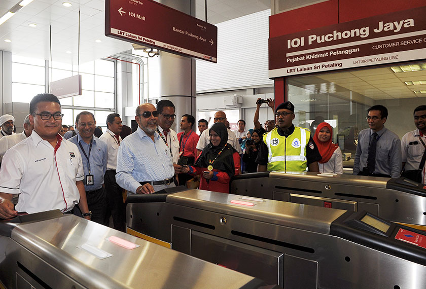 Pengerusi SPAD Tan Sri Syed Hamid Albar ketika menyertai operasi khas Prasarana di Stesen IOI Puchong Jaya - Foto Bernama