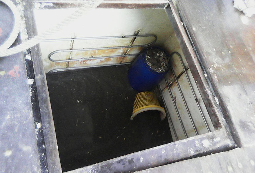 seorang daripada mangsa yang maut dalam kejadian itu terjatuh ke dalam tong simpanan ikan di atas kapal berkenaan selepas membuka penutup tong.