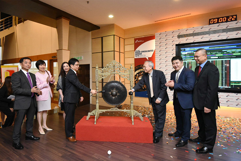 Dang Tai Luk mengetuk gong menandakan secara rasminya Bison diseneraikan di Bursa Malaysia. - Foto Astro AWANI