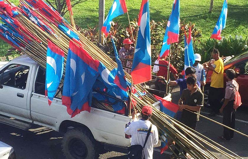 Misi pemasang poster mudah, jika boleh memenuhi seluruh Sarawak dengan poster dan bendera parti sebagai tanda kemeriahan pilihan raya. - Gambar hiasan