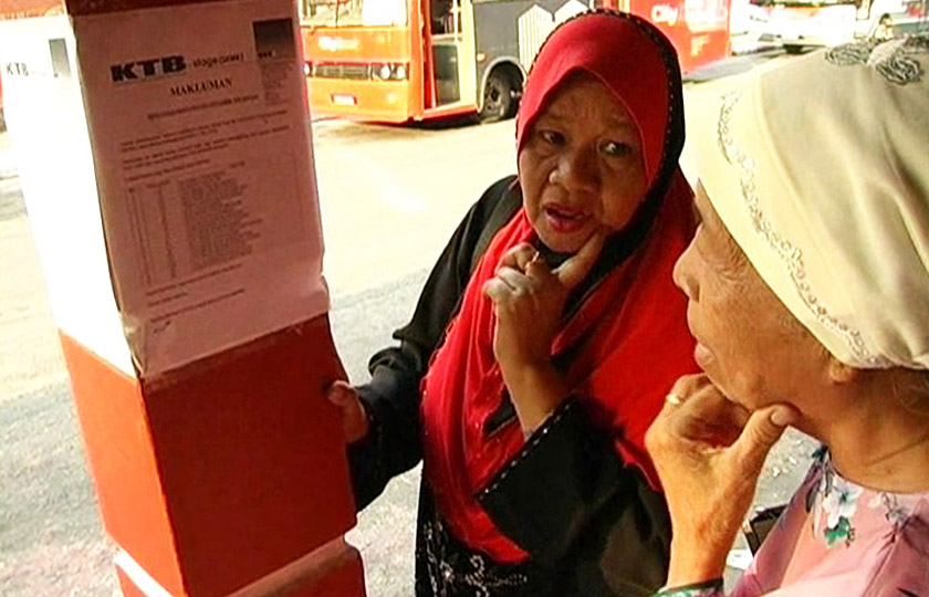 Dua warga emas, Rohani Ibrahim (kiri) dan Hamidah Mat Yusof (kanan) yang ditemui melahirkan rasa terkejut dengan pemberhentian operasi tersebut. - Foto Astro AWANI