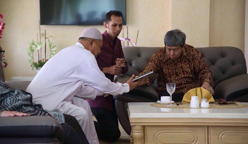Sultan Selangor berkenan meluangkan masa bertanyakan tentang khabar kesihatan Ahmad Yakob di kediaman rasminya. - Gambar fail