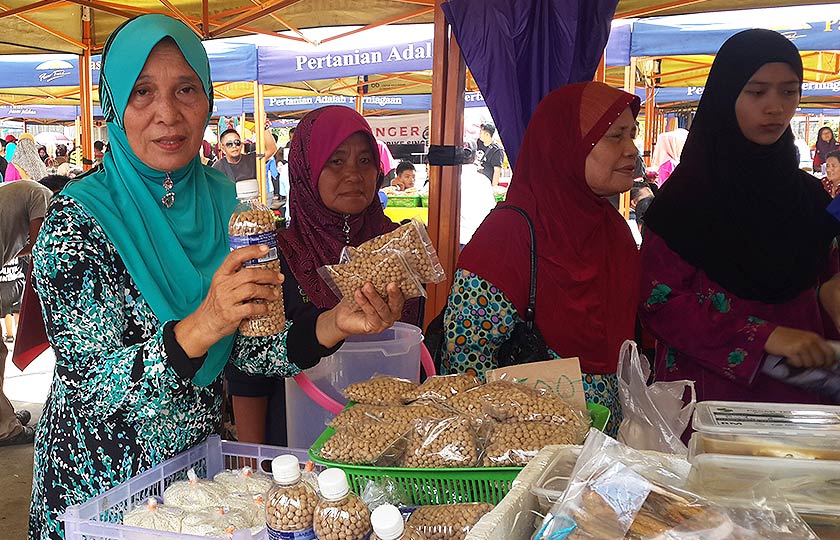 kos menjual makanan ruji itu dikatakan semakin meningkat berikutan kesukaran untuk memproses sagu berkenaan.