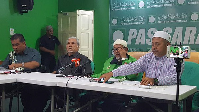 emasa sidang media di ibu pejabat Pas Sarawak di sini malam tadi.
