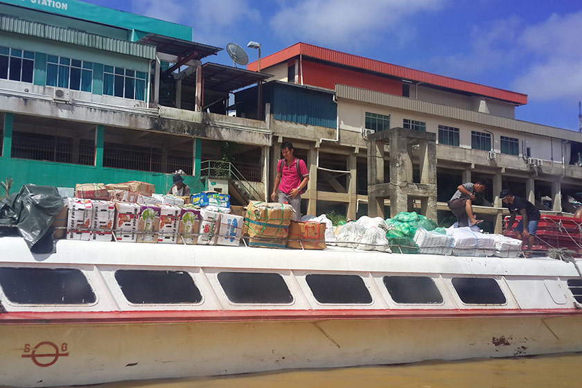 Buat masa ini, satu-satunya laluan yang menghubungkan Kapit dengan Song, Kanowit dan Sibu adalah jalan sungai menggunakan pengangkutan bot yang mengambil masa 2 hingga 3 jam. - Foto Astro AWANI / Tan Su Lin
