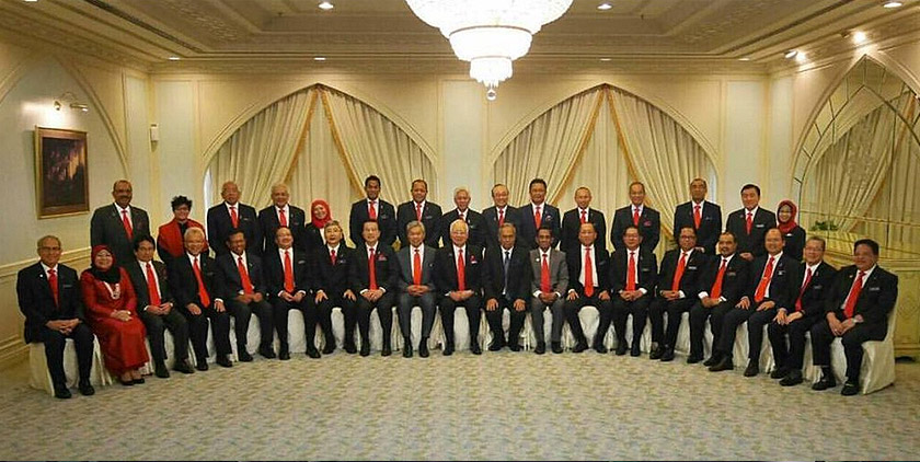 Perdana Menteri Datuk Seri Najib Tun Razak bergambar bersama jemaah menteri sebelum memulakan mesyuarat kabinet yang julung kali diadakan di Wisma Bapa Malaysia, hari ini.