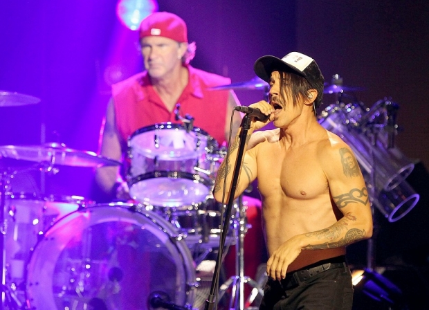 Anthony Kiedis (R) and Chad Smith