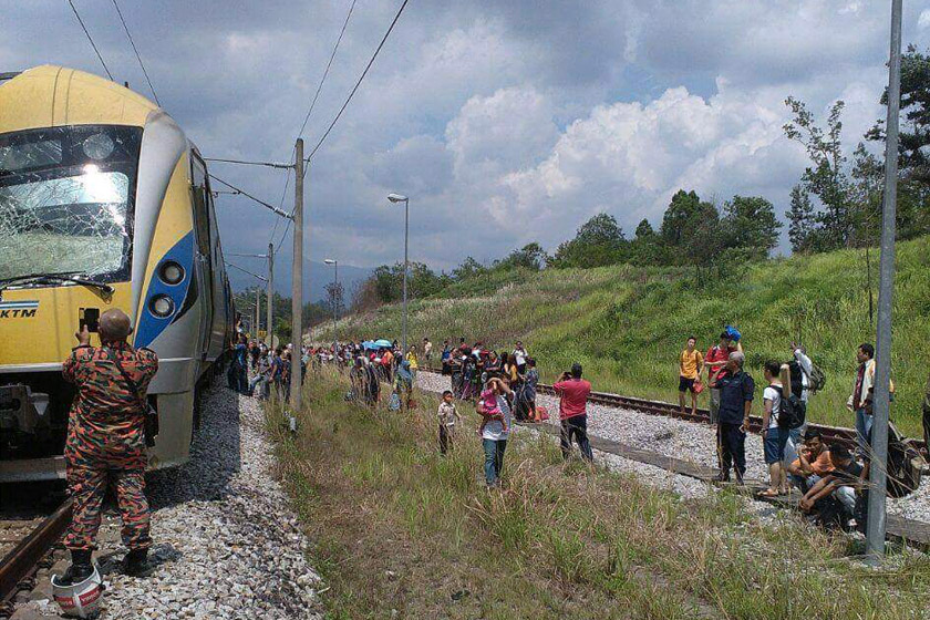 Keadaan dua pengangkutan awam yang bertembung di landasan dekat Jalan Kuala Kubu. - Foto JBPM
