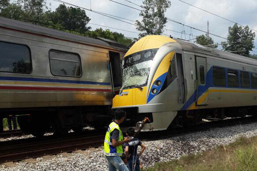 Keadaan dua pengangkutan awam yang bertembung di landasan dekat Jalan Kuala Kubu. - Foto JBPM