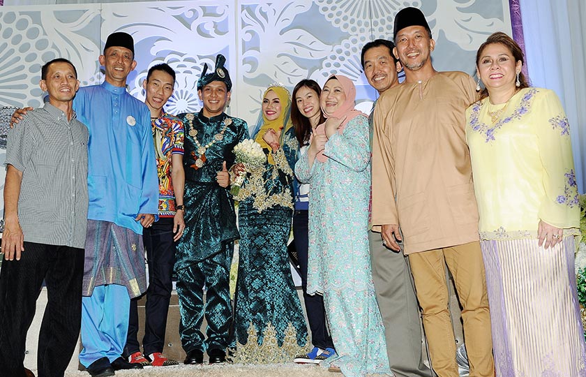 Chong Wei with the newlyweds along with his former coach Misbun (second, left) and wife Datin Latifah Sidek (fourth, right), Datin Wong Mew Choo (fifth, right), Rahman Sidek (left), Rashid Sidek (third, right), Datuk Seri Jalani Sidek (second, right) and wife Datin Seri Zaleha Mohd Khalid (right). - BERNAMApic