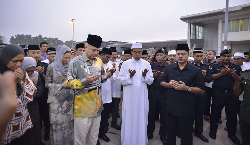 Sultan Perak Sultan Nazrin Muizuddin Shah dan Raja Permaisuri Perak Tuanku Zara Salim mengetuai lebih 200 orang menyambut ketibaan jenazah - Foto astro AWANI