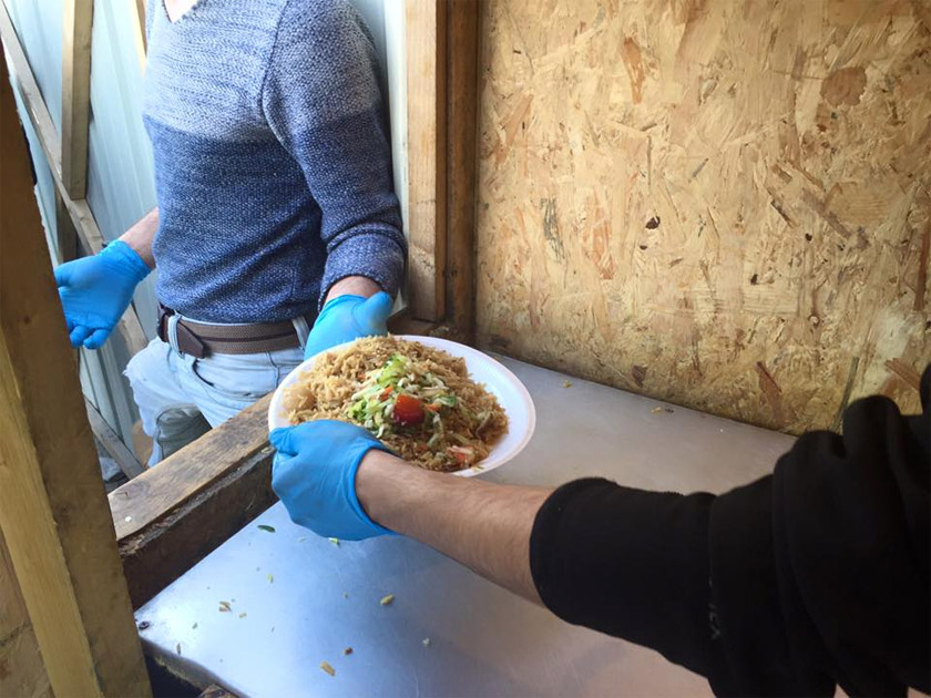 Pada September 2015, Sofinee Harun dan suaminya Jamalulail Ismail membangunkan sistem pengedaran makanan di Calais, Perancis. Gambar: Facebook/Kitchen in Calais