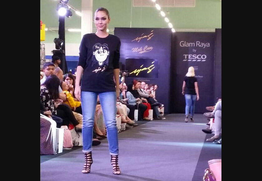 Model memakai baju gaya kasual dengan kartun Ujang dijual pada harga RM35.90. - Foto Astro AWANI/Pritha Manivannan