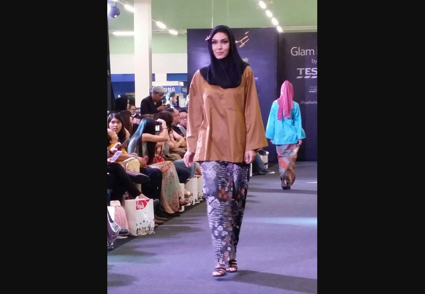 Model memakai salah satu daripada koleksi gaya tradisional Erima Fatima - Foto Astro AWANI/Pritha Manivannan