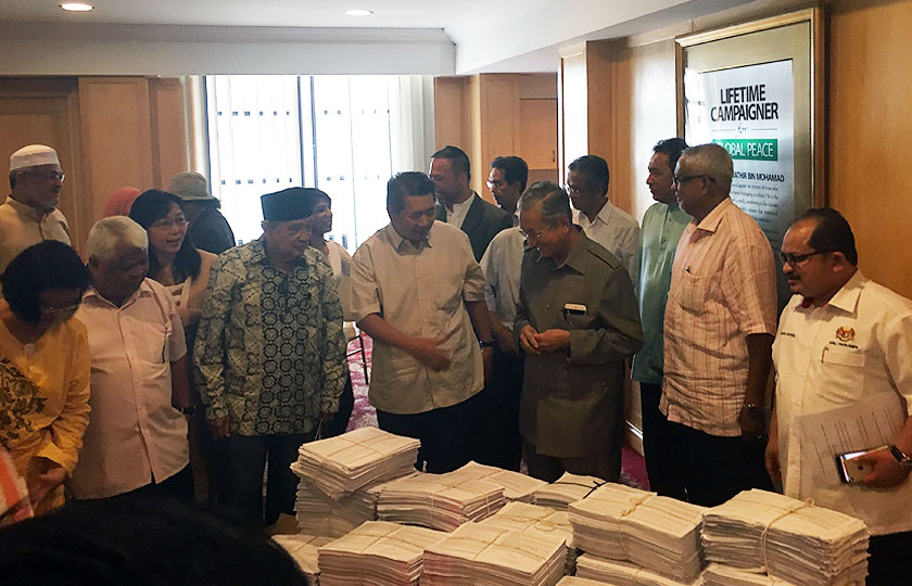 Dr Mahathir berkata, angka 1.2 juta melepasi sasaran sejuta tandatangan yang dijangka dicapai akhir tahun ini.