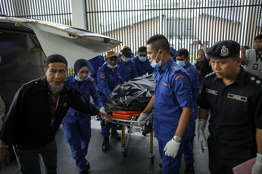 The SAR team transporting Rudolf's body after it was found about a kilometre away from the beach. - Astro AWANI/Shahir Omar