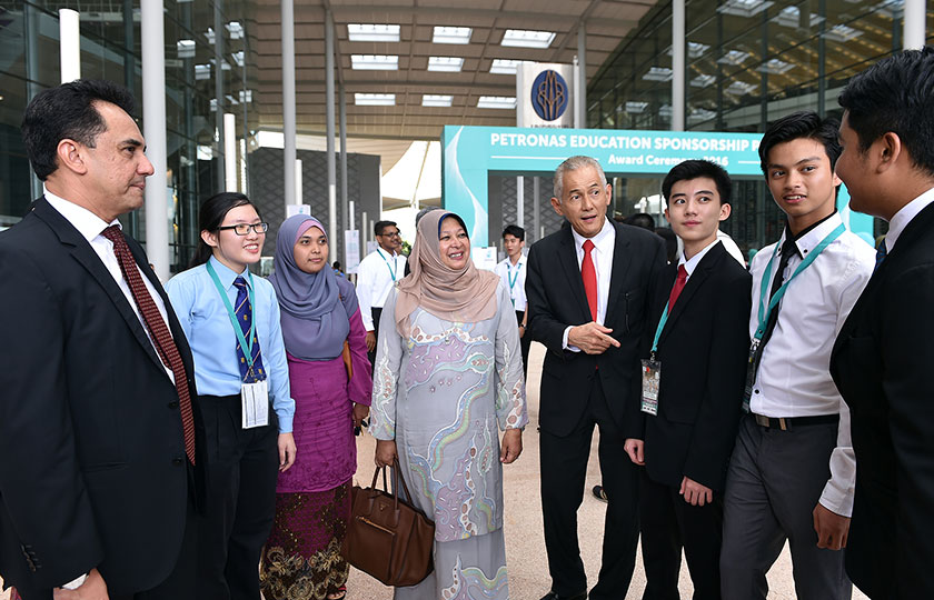 Wan Zulkiflee, Raiha dan Naib Canselor UTP Datuk Abdul Rahim Hashim bersama sebahagian daripada pelajar tajaan biasiswa PETRONAS. - Foto PETRONAS