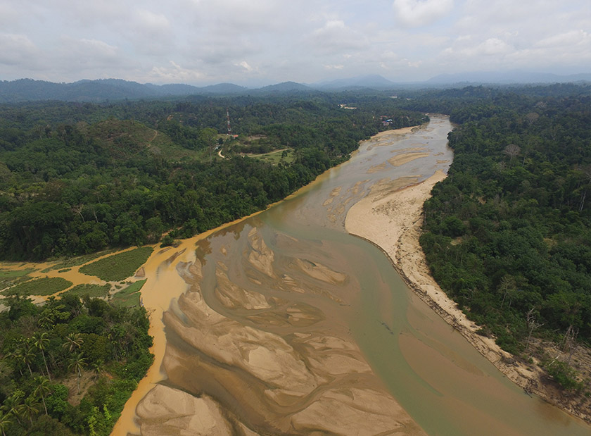 Pandangan dari udara menunjukkan keadaan sungai yang semakin kelihatan dasar pasirnya.