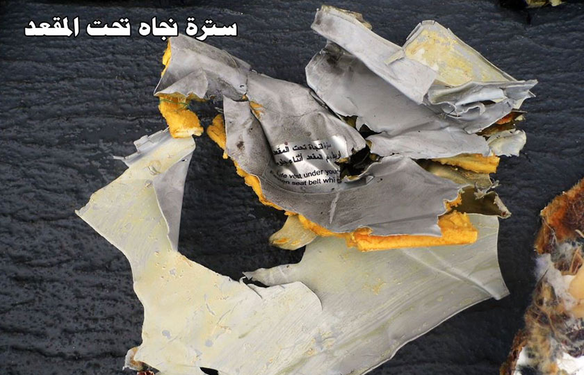 Antara serpihan daripada pesawat EgyptAir MS804. - Foto Angkatan Tentera Mesir