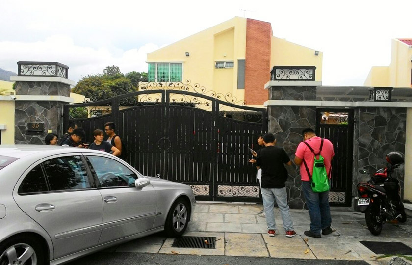 Suasana di luar rumah Lim Guan Eng petang Ahad.