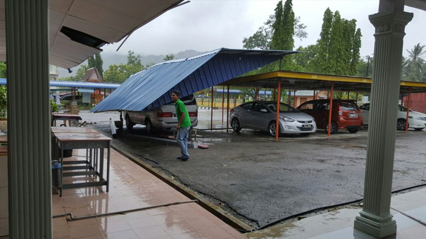 Turut terkesan ialah hampir 20 khemah yang dipasang sempena Karnival Usahawan Perlis anjuran Kerajaan Negeri Perlis yang akan bermula esok hingga 29 Mei ini.