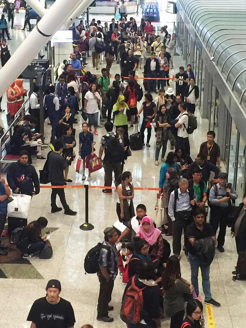 Sebelum ini, ramai pengguna media sosial meluahkan rasa kemarahan berikutan kerosakan dua buah Aerotrain di KLIA pada jam kira-kira 8 pagi. - Foto Astro AWANI