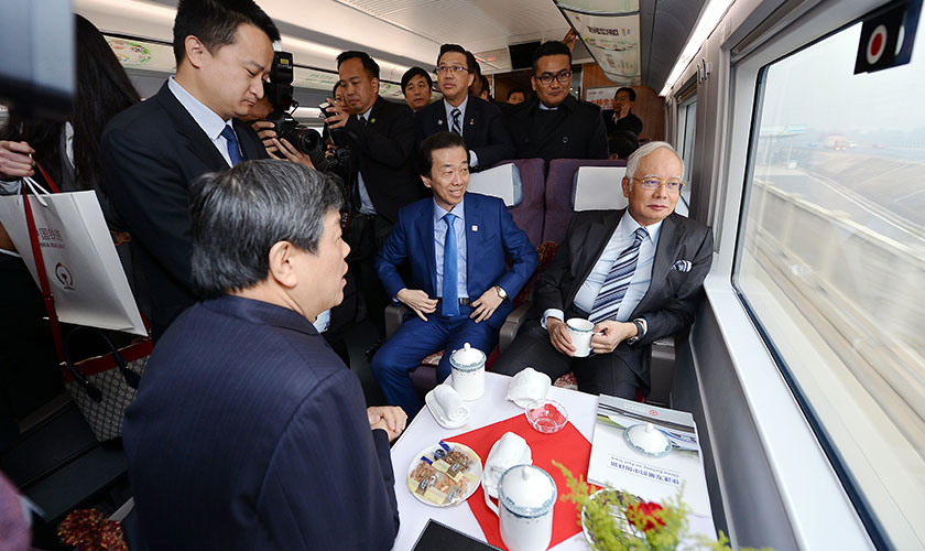 Perdana Menteri dan rombongan menaiki kereta api berkelajuan tinggi (HSR) dari Beijing yang hanya mengambil masa 30 minit ke Tianjin sejauh 138.6km. - Foto Bernama
