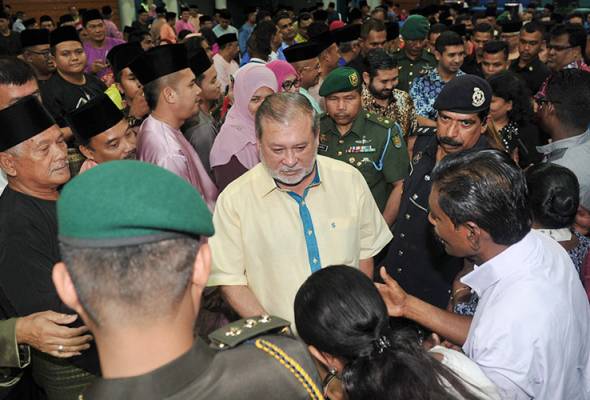 Sultan Ibrahim turut bimbang akan 'virus' perpecahan yang dibawa parti politik baharu dan anggota-anggotanya kini.