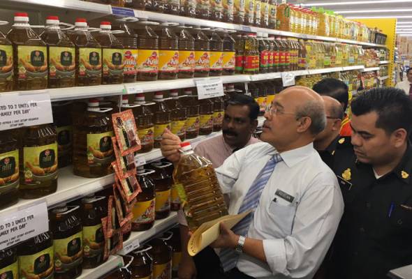 Roslan Mahayudin ketika melakukan lawatan pemeriksaan minyak masak di Tesco Bukit Mahkota di Bangi hari ini. - Foto Harith Asyraf Hasnan