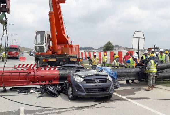 In the incident at Persiaran Astana, Klang, the man and the 56-year-old Indonesian woman, sustained severe head injuries.