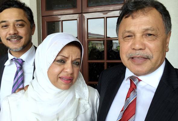 A Nov 24, 2015 file photo of Mohamad Salleh (right) with wife Datuk Seri Shahrizat Abdul Jalil and son Izmir at the KL Sessions Court after the court discharged and acquitted Mohamad Salleh of CBT charges. - BERNAMApic