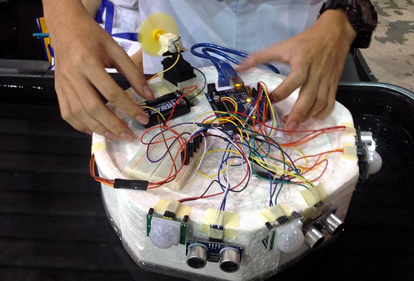 Prototaip pelampung berteknologi ciptaan pelajar-pelajar Kuan Cheng High School yang dinamakan 'Tracking Lifebuoy'. - fotoBERNAMA