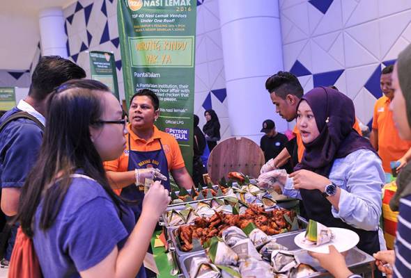 Nasi lemak lovers thronging the Warung Rindu Pak Ya from Pantai Dalam at the 'I Eat Nasi Lemak 2016' programme held at the Telekom Malaysia Convention Centre today. - fotoBERNAMA