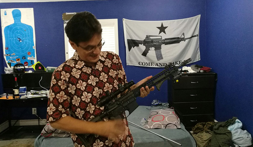 Karim cuba memegang selaras senapang.