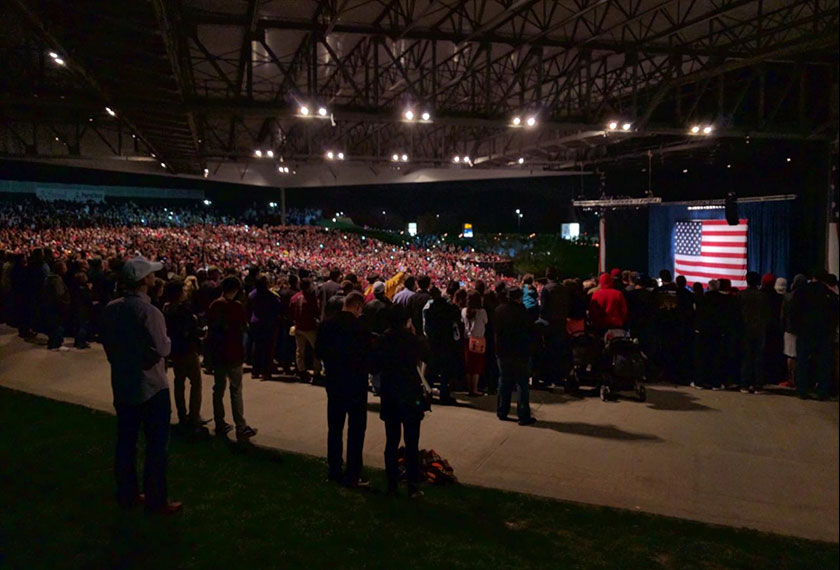 Penyokong Donald Trump berkumpul di Sterling Heights, Michigan pada pusingan terakhir kempen. - Foto Karim Raslan