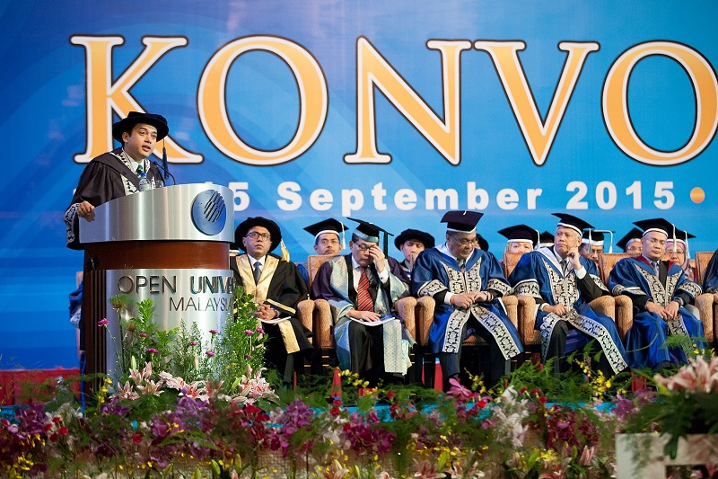 Anas, representing 7,500 graduates, delivers the graduation speech at the 17th OUM Convocation