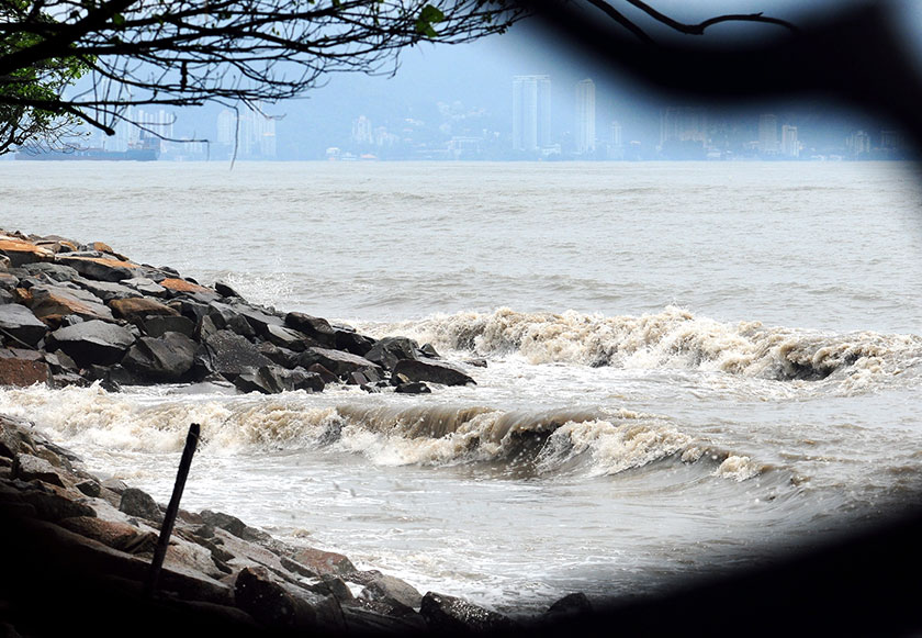 Second wave of high tide phenomenon is expected to occur for five days beginning Sunday. - File photo