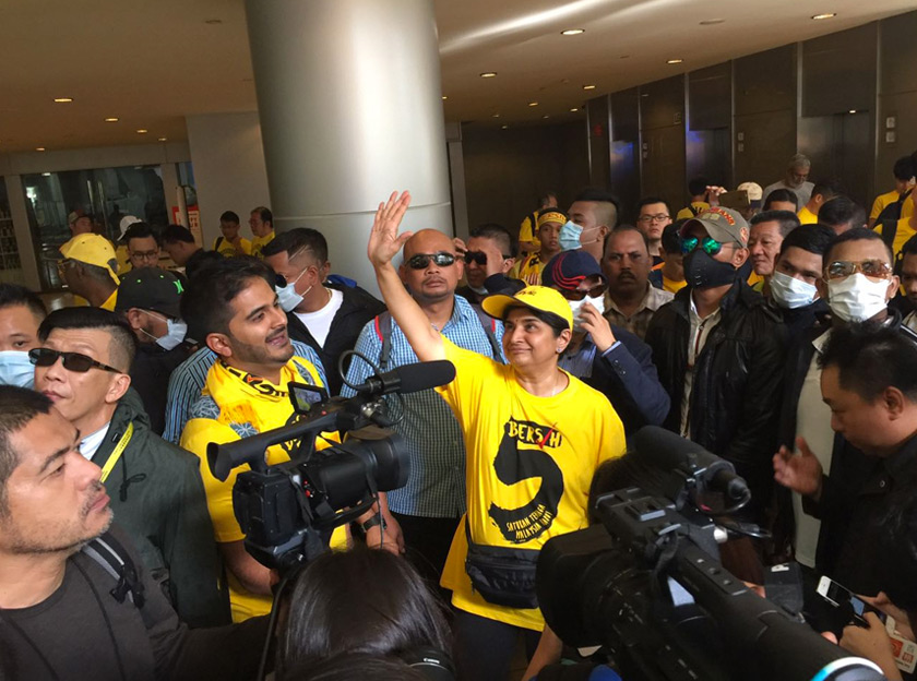 Datuk S. Ambiga waves to supporters at the rally today. - Astro AWANI Photo