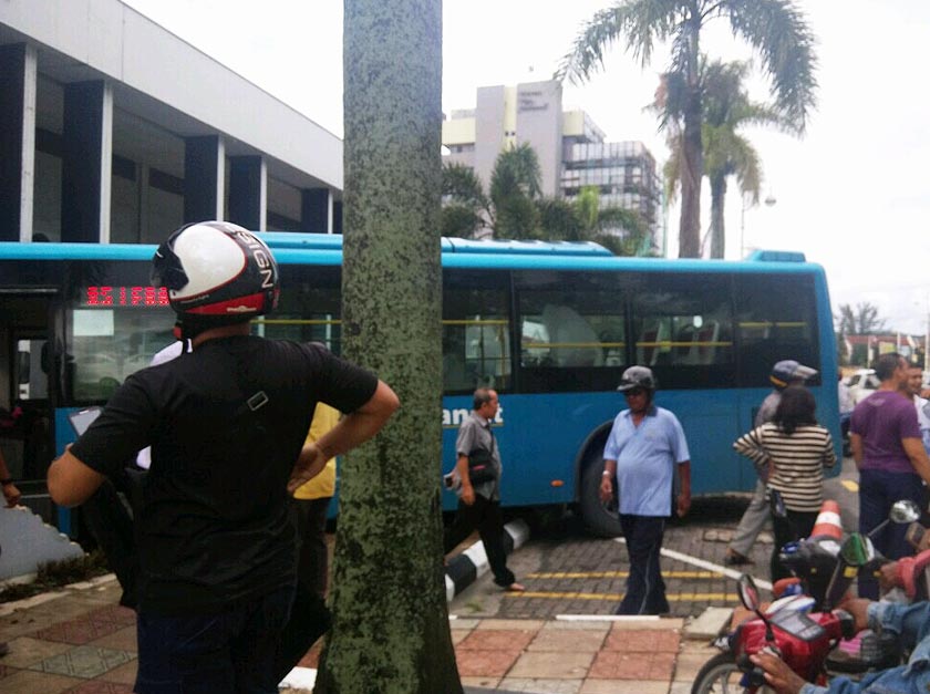 Menurut saksi, dia melihat bas dipandu dengan laju pada ketika itu dan dipercayai menyebabkan bas sukar dikawal. - Foto Astro AWANI