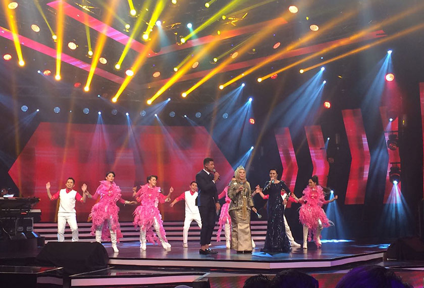 Datuk Seri Vida mendendangkan lagu 'Gadis dan Bunga'.