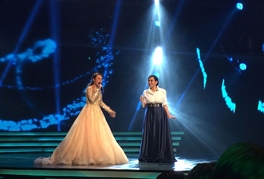 Persembahan Siti Sarah (kiri) bersama Misha Omar.