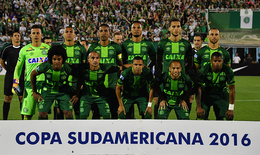 This photo taken on Nov 24, 2016 shows Chapecoense players posing for pictures during their 2016 Copa Sudamericana semifinal second leg football match against Argentina's San Lorenzo at Arena Conda stadium, in Chapeco, Brazil. / AFP PHOTO / File