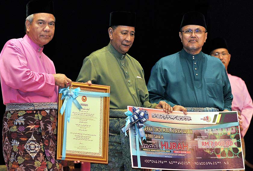 Tunku Sallehuddin (second left) presenting the Tokoh Maal Hijrah award to former Kedah Syarie Judge Datuk Syeikh Yahaya Jusoh (third, left) at the event. - BERNAMApic