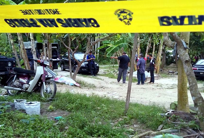 Police checking the area of the crime scene. - BERNAMApic