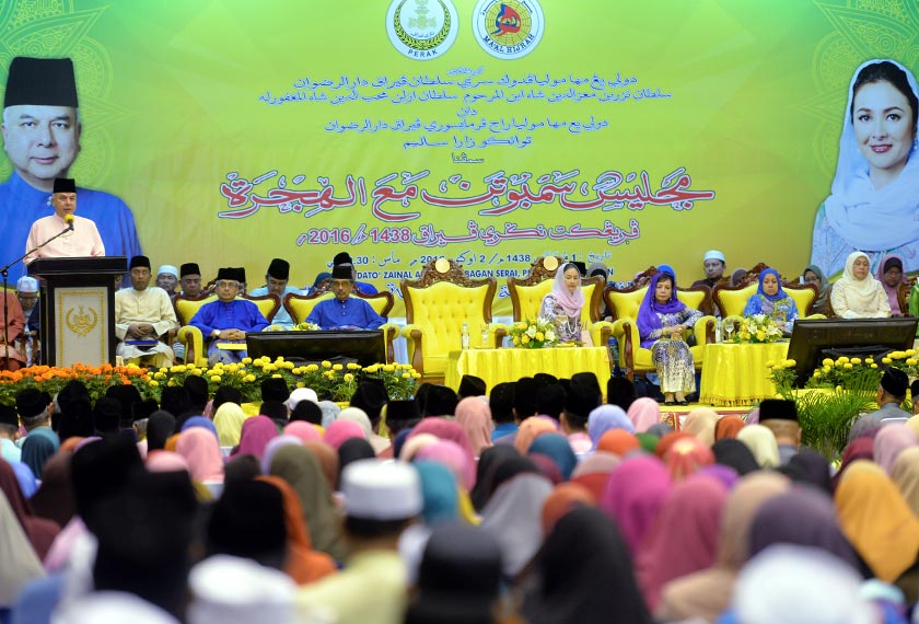 Sultan Nazrin delivering his royal decree at the Dewan Datuk Zainal Abidin Zin. - BERNAMApic
