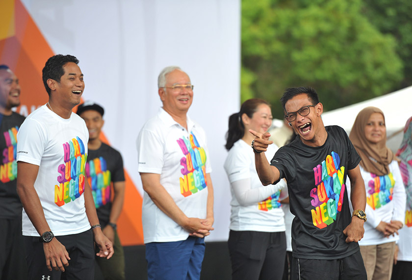 Atlet Paralimpik Negara Mohd Riduan Mohd Puzi menceriakan hadirin di hadapan Perdana Menteri Datuk Seri Najib Tun Razak pada perasmian Hari Sukan Negara 2016 di perkarangan Bangunan Perbendaharaan hari ini. - Foto Bernama