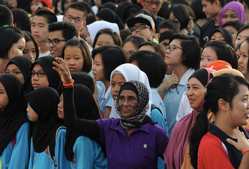 Peserta warga emas antara 4,000 yang menyertai dalam acara 'Fun Run' sempena sambutan Hari Sukan Negara di Kompleks Belia dan Sukan Negeri hari ini. - Foto Bernama