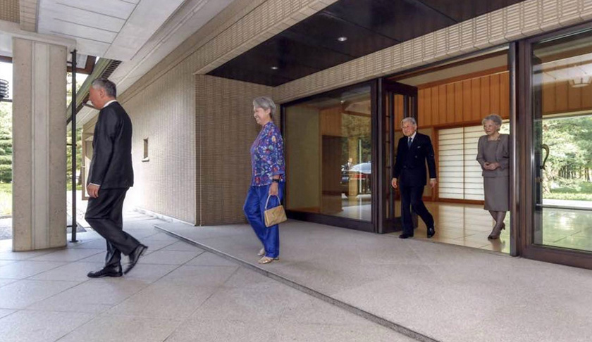 Ho Ching membawa beg tangan yang dihadiahkan oleh seorang lelaki bernama Masamoto ke semua acara bersama pasangan diraja Jepun.